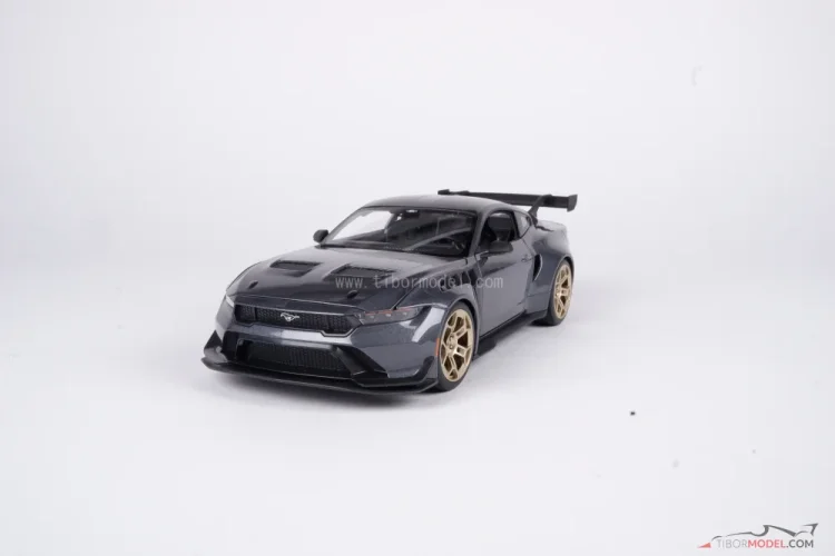 Ford Mustang GTD (2025) šedý, 1:18 Maisto