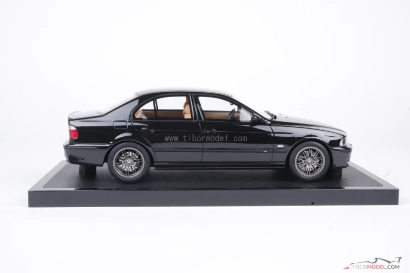 BMW E39 M5  (2000) čierne, 1:18 Ottomobile