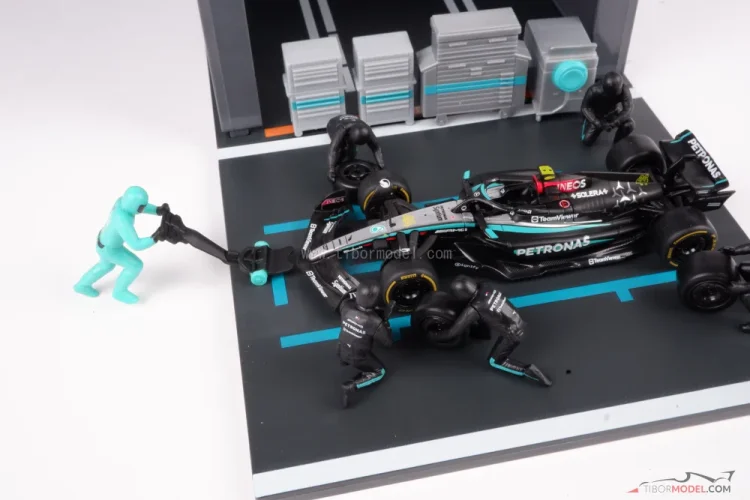 Pit Stop sada Mercedes W15 Lewis Hamilton (2024), 1:43 BBurago