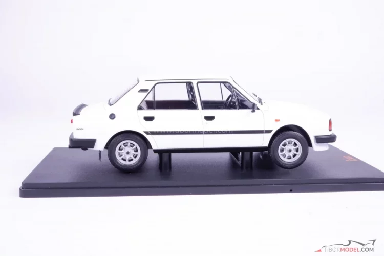 Škoda 130L (1988), biela, 1:18 Ixo