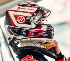 Oliver Bearman  2025 Brit Nagydíj mini sisak, Haas F1 Team, 1:5 Spark
