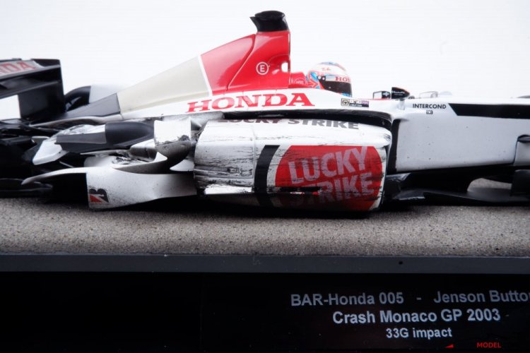 Diorama BAR Honda 005 - J. Button nehoda 2003, 1:18