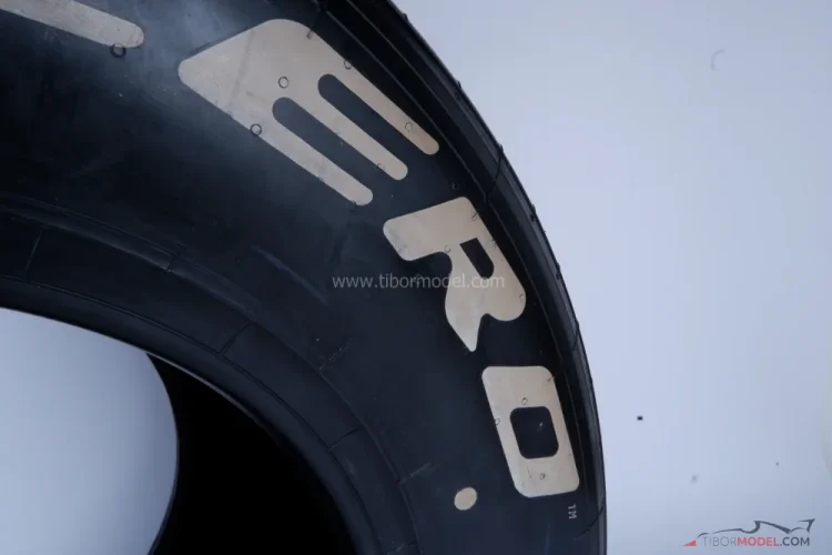 Pirelli PZero Medium left rear tyre (2016)