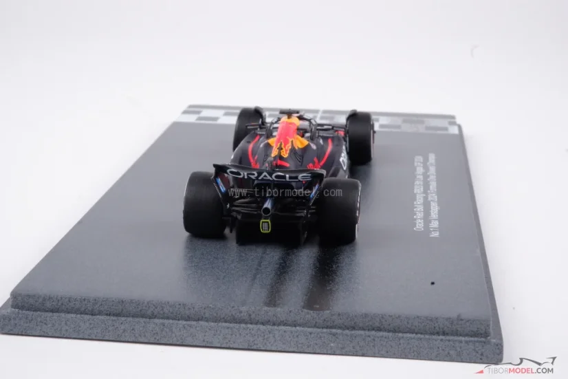 Red Bull RB20 - Max Verstappen (2024), Világbajnok + pit board és különleges talapzat, 1:43 Spark