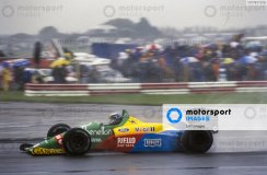 Benetton B188 - Alessandro Nannini (1988), 3. helyezett Brit Nagydíj, figurát tartalmazó kiadás, 1:18 GP Replicas