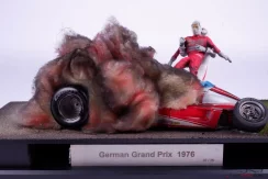 Ferrari 312 T2 dioráma - Niki Lauda 1976 balesete a Nürburgringen, 1:18