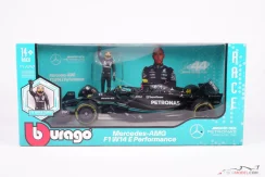 Mercedes W14 - Lewis Hamilton (2023), figurával, 1:24 Bburago