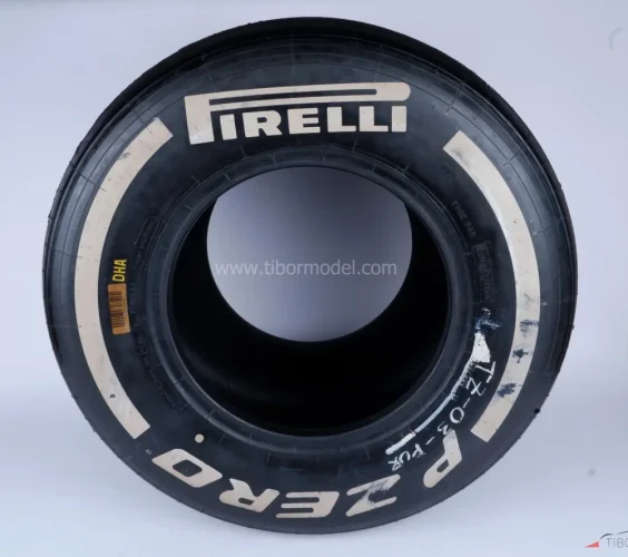 Pirelli PZero Medium left rear tyre (2016)