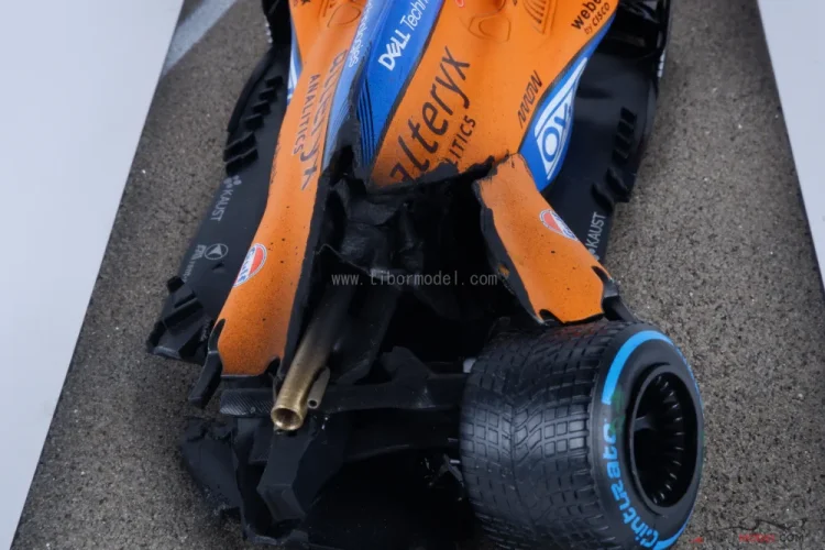 Diorama McLaren MCL35M  - Lando Norris nehoda 2021 Belgicko, 1:18