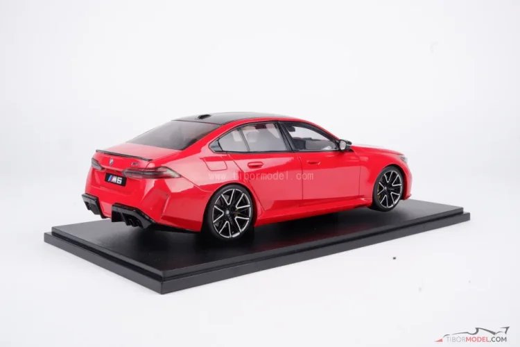 BMW M5 (2025) piros, 1:18 Solido