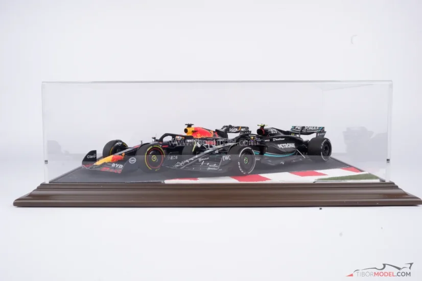 Vitrin versenypálya talapzattal (dioráma), 1:18 Atlantic