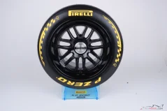 Pirelli P Zero pneumatika 2026, středně tvrdá směs, měřítko 1:2
