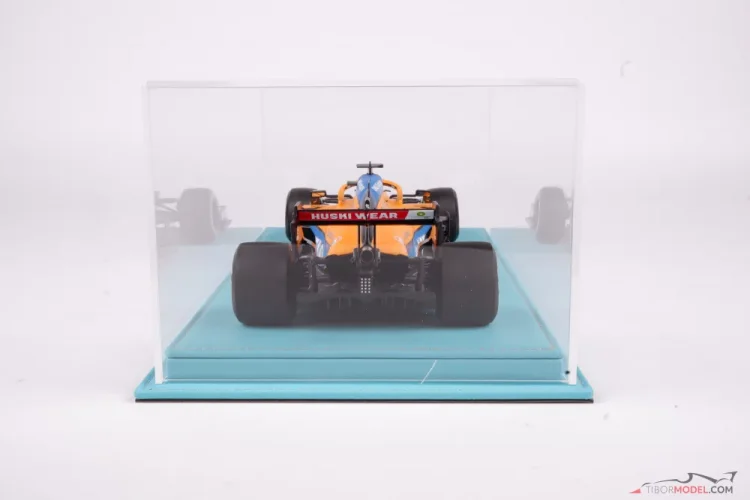 Vitrína s tyrkysovým koženým podstavcom (Mulhouse), 1:18 Atlantic
