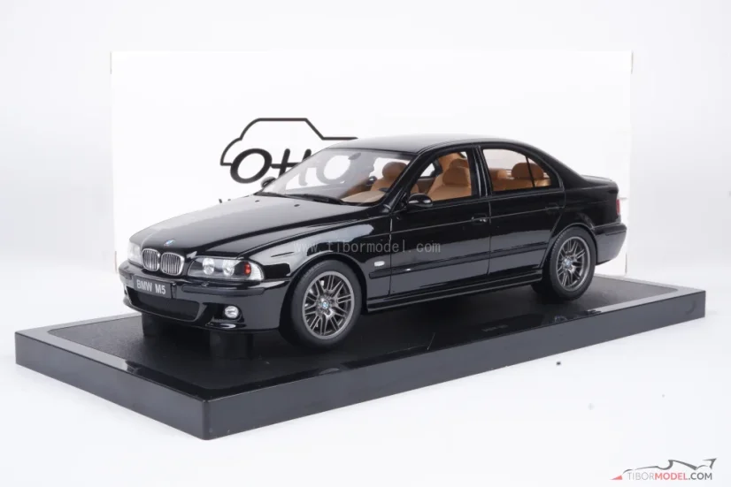 BMW E39 M5  (2000) čierne, 1:18 Ottomobile