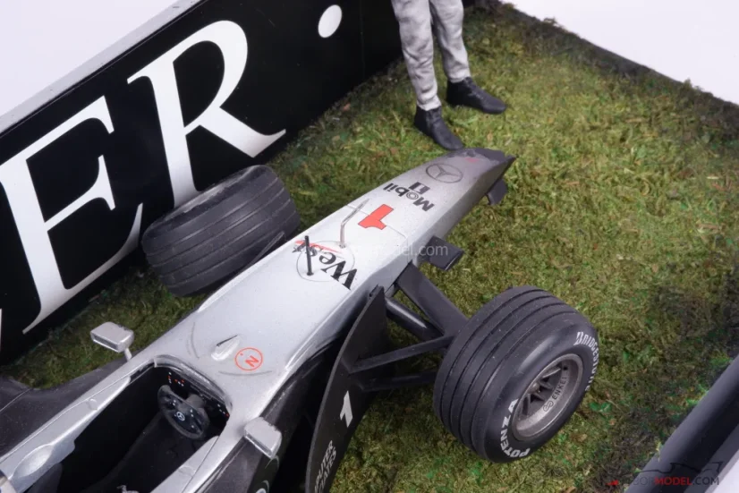 Diorama McLaren MP4/14 - M. Häkkinen nehoda 1999 Imola, 1:18