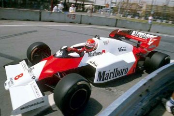Niki Lauda a világbajnok mindössze fél ponttal!