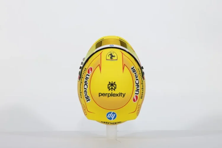 Lewis Hamilton 2026 Ferrari mini přilba, 1:2 Bell
