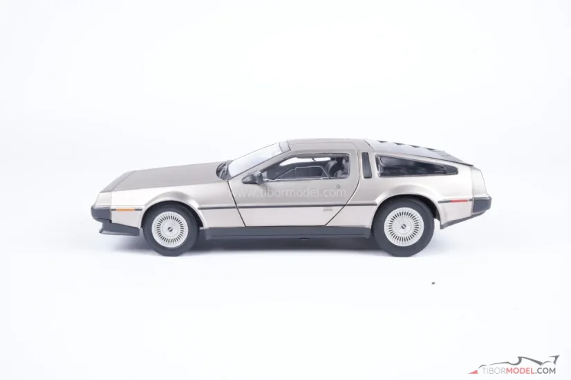 DeLorean DMC12 Coupe (1981) stainless steel, 1:18 Sun Star