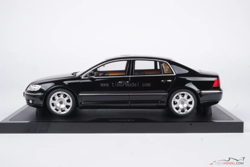 Volkswagen Phaeton W12 (2005) čierny, 1:18 Ottomobile