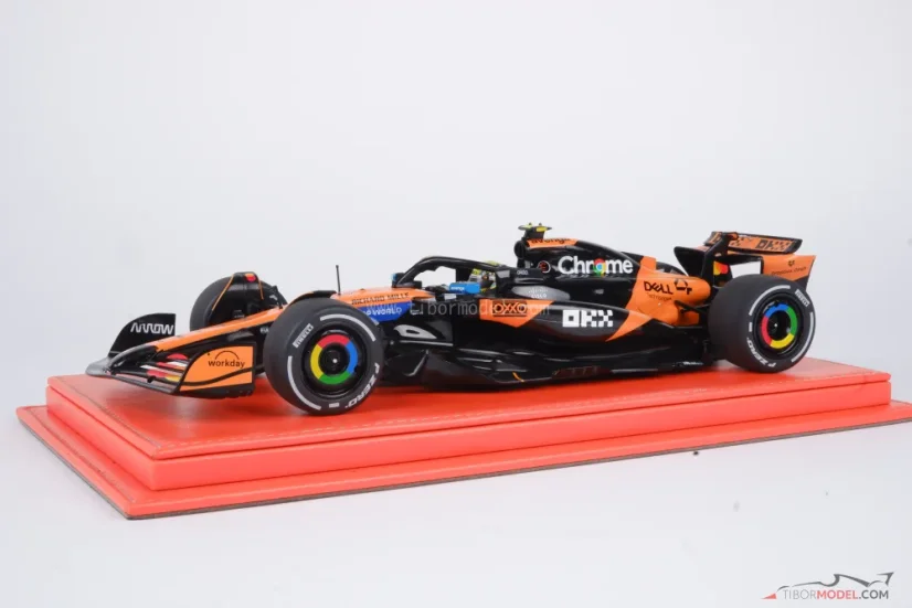 Vitrína s oranžovým koženým podstavcom (Mulhouse), 1:18 Atlantic