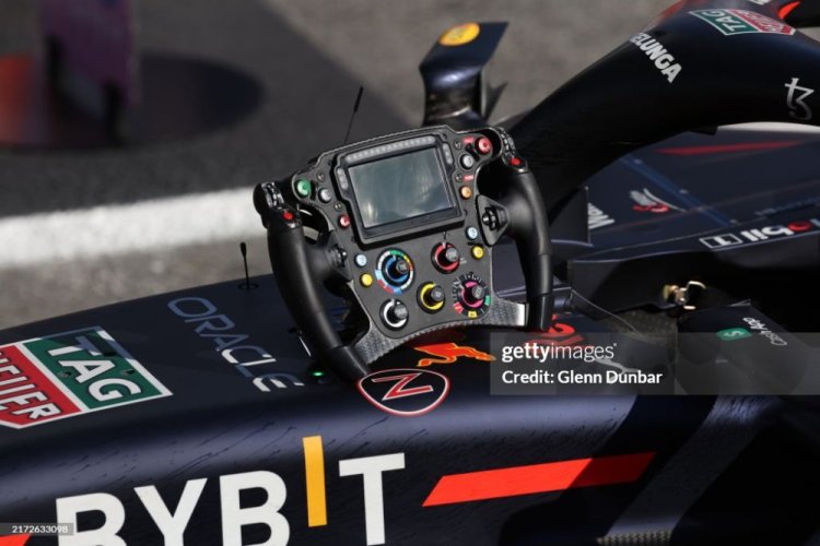Red Bull Racing RB18 (2022) kormánykerék, 1:2 Minichamps