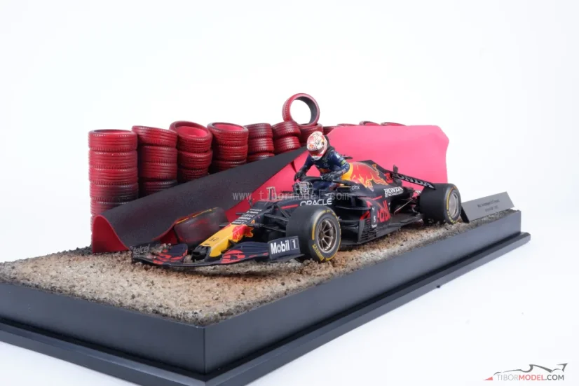 Diorama Red Bull RB16b - Max Verstappen nehoda 2021 Silverstone, 1:18