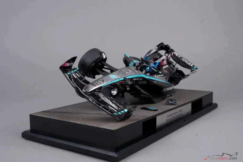 Diorama Mercedes W15 - George Russell nehoda 2024 Austrálie, 1:18