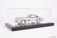 Vitrin tükör talapzattal (Turin), 1:18 Atlantic