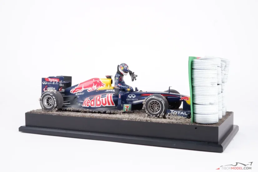 Diorama Red Bull RB7 - Sebastian Vettel nehoda 2011 Suzuka, 1:18