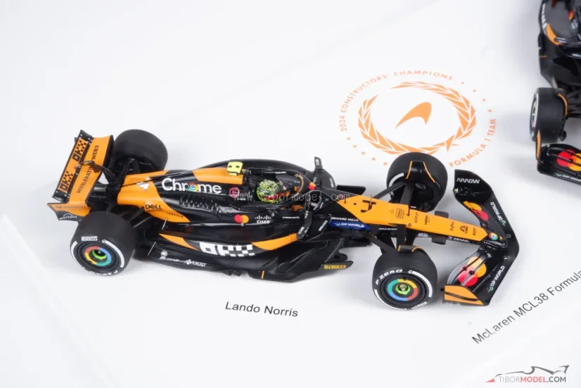 McLaren MCL38 - Lando Norris, Oscar Piastri (2024), Pohár Konstrukérů + champion board ve speciálním balení, 1:43 Spark