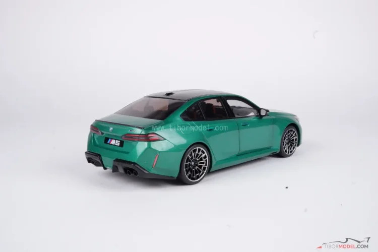 BMW M5 (2025) zöld, 1:18 Solido