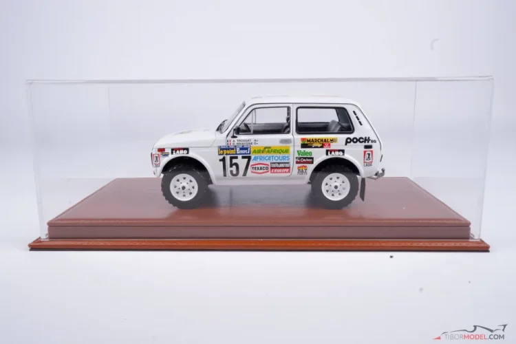 Vitrína s hnedým koženým podstavcom (Mulhouse), 1:18 Atlantic