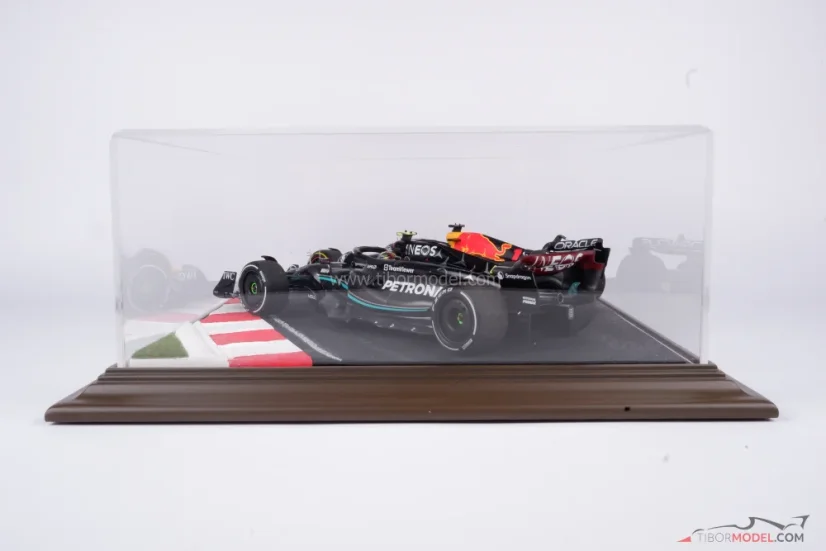Vitrin versenypálya talapzattal (dioráma), 1:18 Atlantic