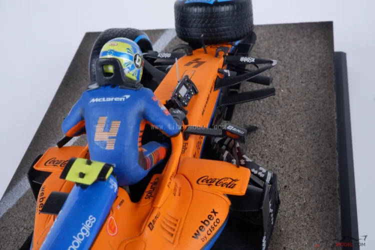 Diorama McLaren MCL35M  - Lando Norris nehoda 2021 Belgicko, 1:18