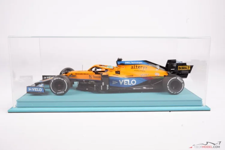 Vitrína s tyrkysovým koženým podstavcem (Mulhouse), 1:18 Atlantic