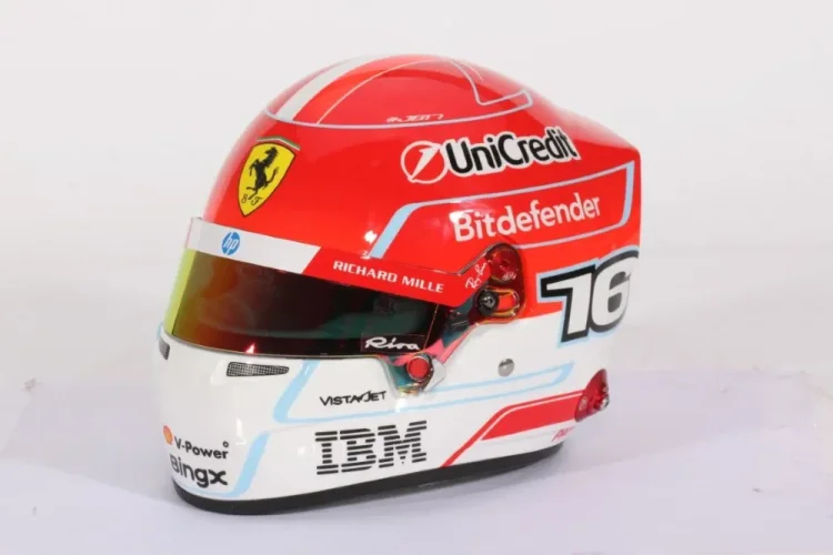 Charles Leclerc 2026 Ferrari mini přilba, 1:2 Bell