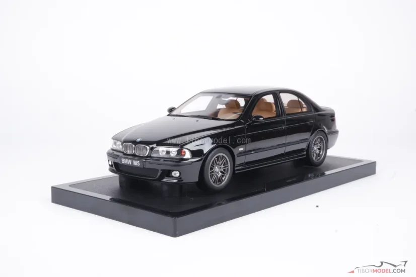 BMW E39 M5  (2000) čierne, 1:18 Ottomobile