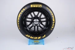 Pirelli P Zero pneumatika 2026, stredne tvrdá zmes, mierka 1:2