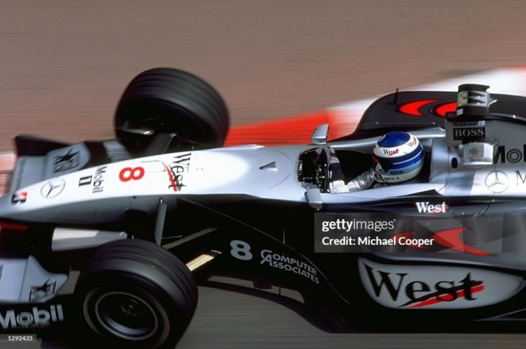 McLaren MP4/13 - Mika Häkkinen (1998), Vítěz Monako, s figurkou pilota, 1:18 GP Replicas