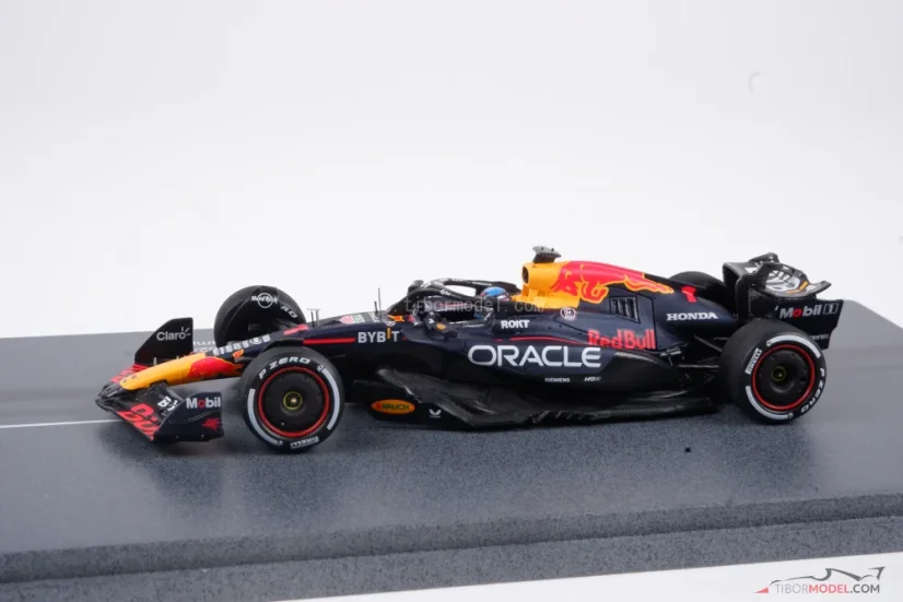 Red Bull RB20 - Max Verstappen (2024), Világbajnok + pit board és különleges talapzat, 1:43 Spark