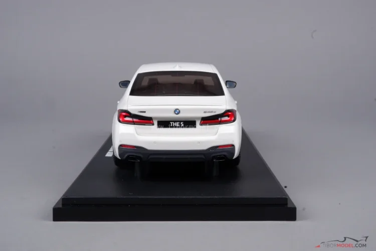 Model car BMW 545E xDrive white, 1:18 GT Spirit | Tibormodel.com