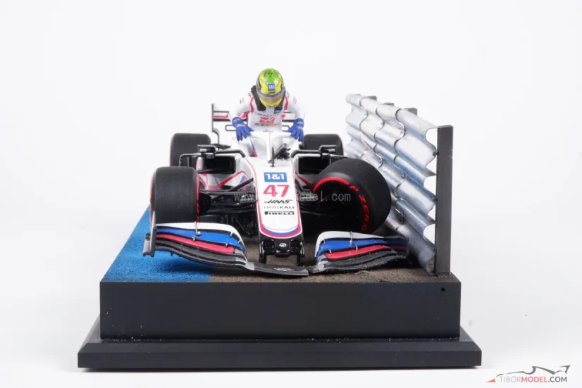 Diorama Haas VF-21 - Mick Schumacher nehoda 2021 Francie, 1:18