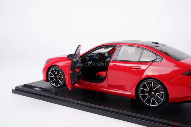 BMW M5 (2025) piros, 1:18 Solido
