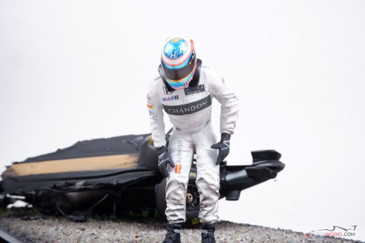 Diorama McLaren MP4/31 - F. Alonso nehoda 2016, 1:18