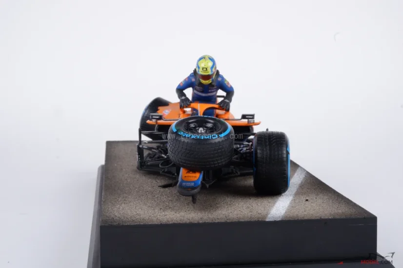 Diorama McLaren MCL35M - Lando Norris nehoda 2021 Belgie, 1:18
