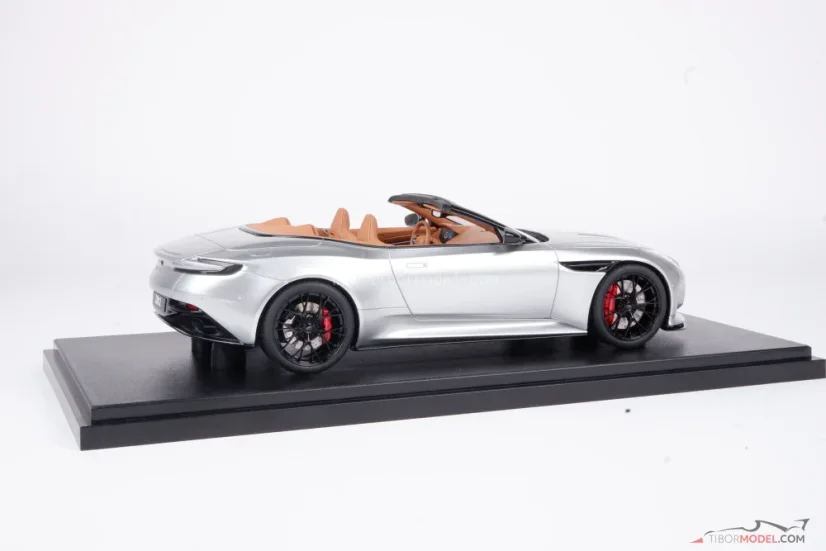 Aston Martin DB12 Volante (2023) stříbrný, 1:18 GT Spirit
