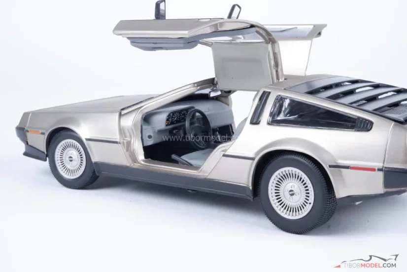 DeLorean DMC12 Coupe (1981) stainless steel, 1:18 Sun Star