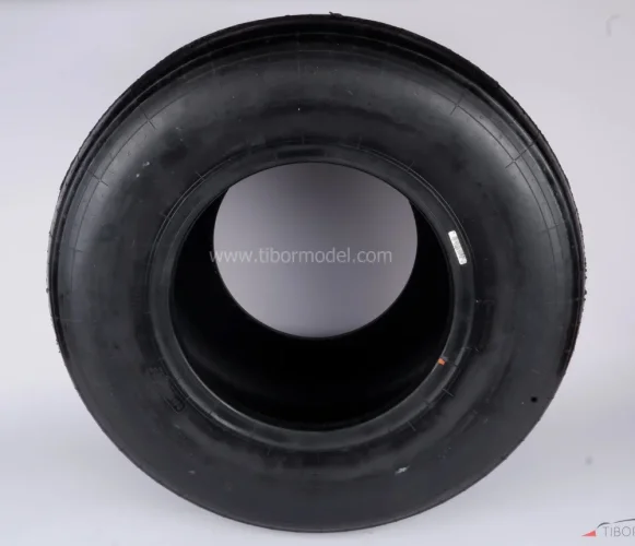 Pirelli PZero Medium left rear tyre (2016)