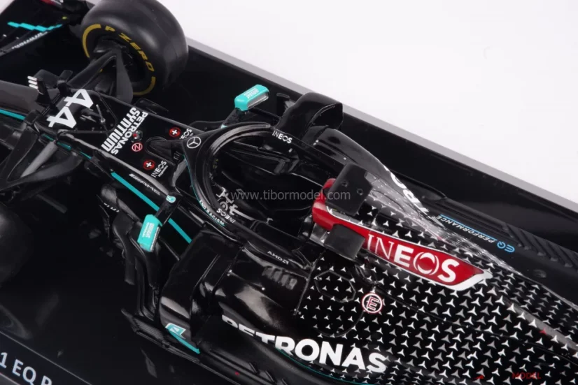 Mercedes W11 - Lewis Hamilton (2020), 1:24 Premium Collectibles