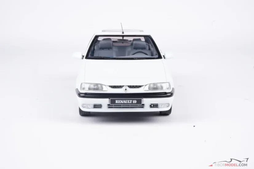 Renault 19 (1994) fehér, 1:18 Triple9